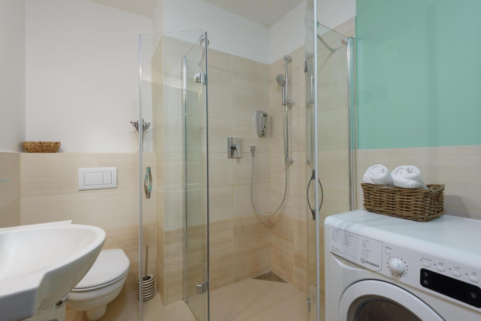 Roy 2 Bdr Apartment With Prague Castle View, Parking & Ac Kültér fotó
