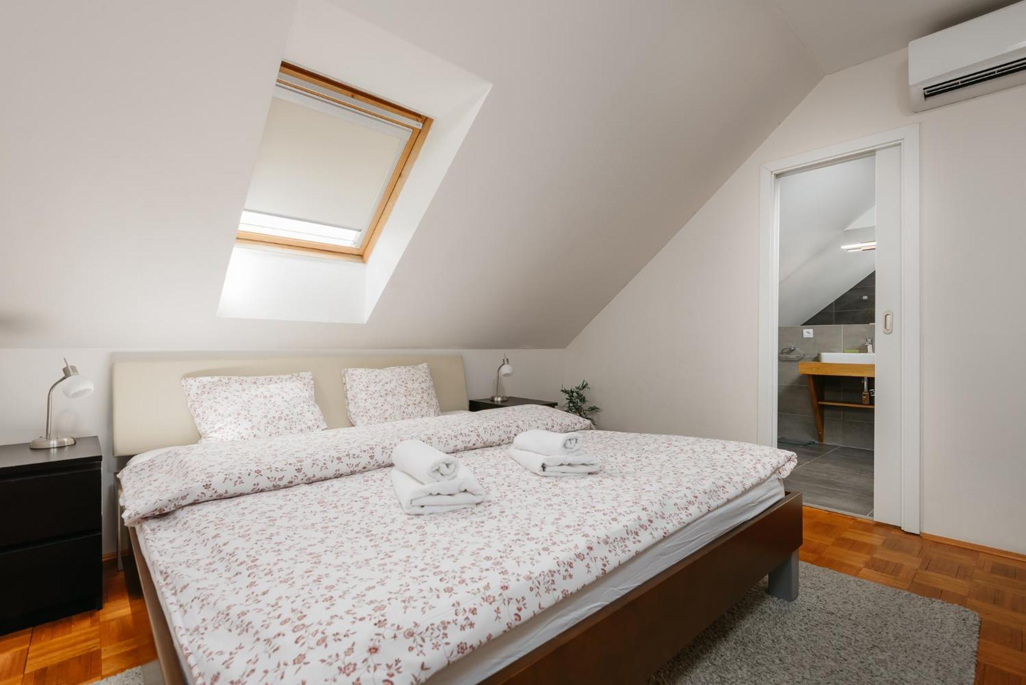 Roy 2 Bdr Apartment With Prague Castle View, Parking & Ac Kültér fotó