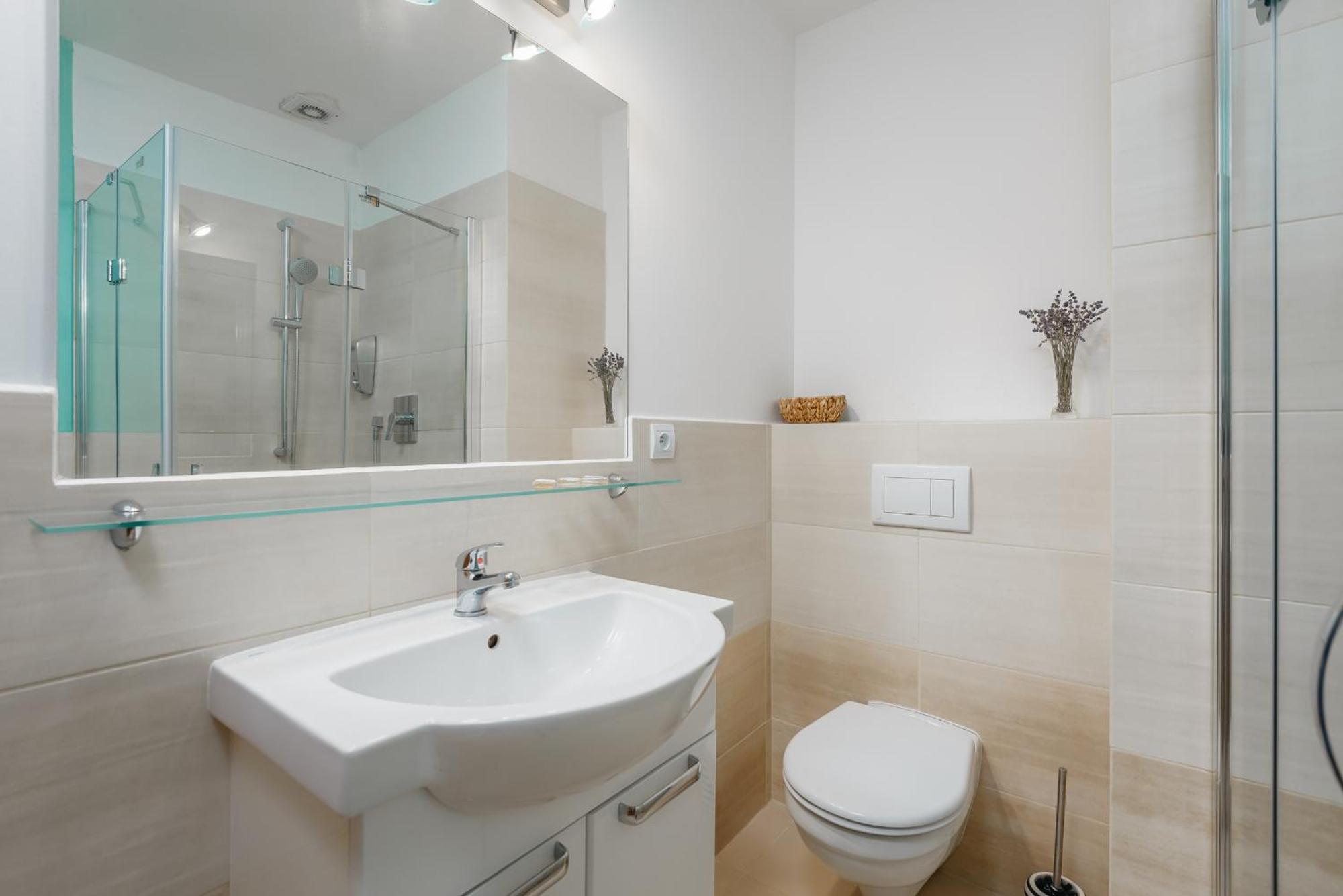 Roy 2 Bdr Apartment With Prague Castle View, Parking & Ac Kültér fotó