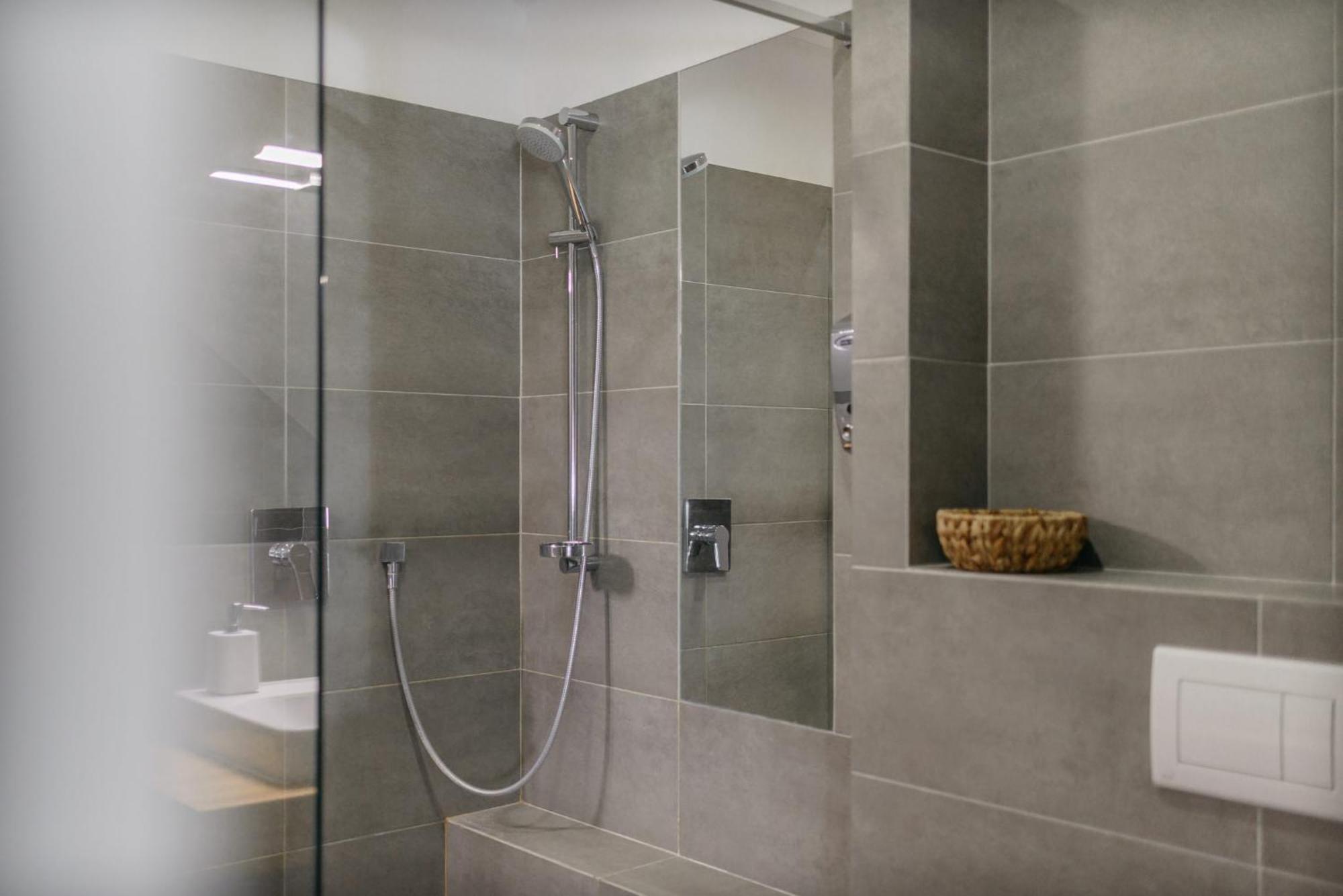 Roy 2 Bdr Apartment With Prague Castle View, Parking & Ac Kültér fotó